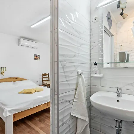 Cosy Holiday In With Garden Vikendica Zadar